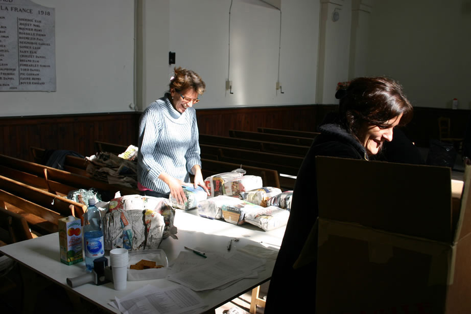 Pr&eacute;paration des ventes de Partage sans Fronti&egrave;res et Ayllu, r&eacute;ception de l'artisanat, &eacute;tiquettage, mise en stock, en 2008. Les b&eacute;n&eacute;voles de l'association au travail. 