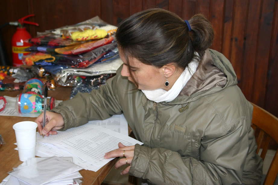 Pr&eacute;paration des ventes de Partage sans Fronti&egrave;res et Ayllu, r&eacute;ception de l'artisanat, &eacute;tiquettage, mise en stock, en 2008. Les b&eacute;n&eacute;voles de l'association au travail. 