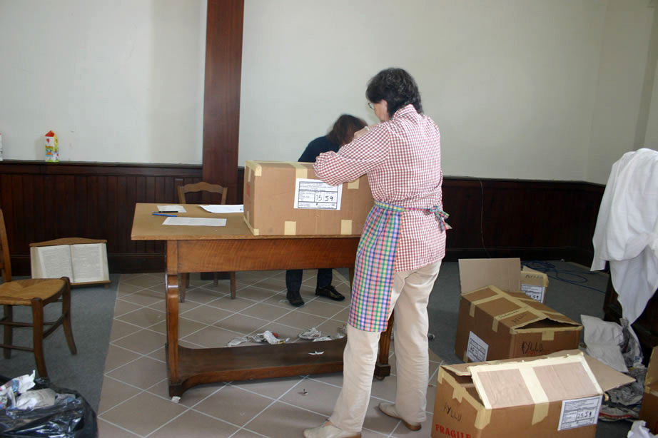 Pr&eacute;paration des ventes de Partage sans Fronti&egrave;res et Ayllu, r&eacute;ception de l'artisanat, &eacute;tiquettage, mise en stock, en 2008. Les b&eacute;n&eacute;voles de l'association au travail. 