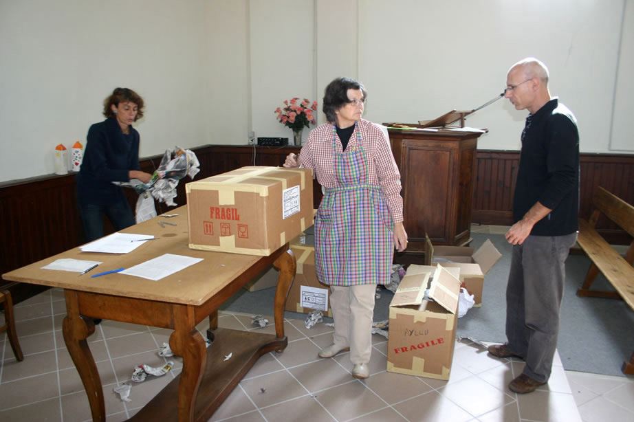 Pr&eacute;paration des ventes de Partage sans Fronti&egrave;res et Ayllu, r&eacute;ception de l'artisanat, &eacute;tiquettage, mise en stock, en 2008. Les b&eacute;n&eacute;voles de l'association au travail. 