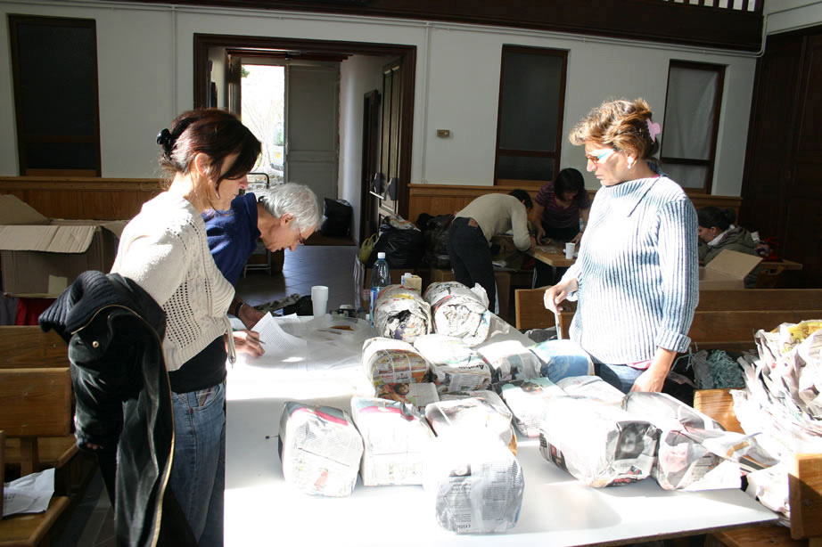Pr&eacute;paration des ventes de Partage sans Fronti&egrave;res et Ayllu, r&eacute;ception de l'artisanat, &eacute;tiquettage, mise en stock, en 2008. Les b&eacute;n&eacute;voles de l'association au travail. 