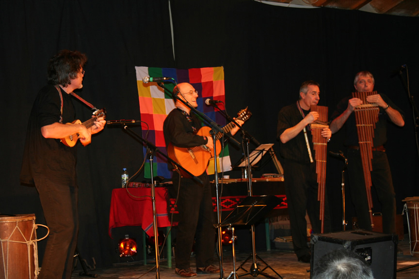 Le groupe Kinua en concert lors de la septime dition d'Histoires d'Amriques latines à la CachardeSaint-Pray (07) le 09 fvrier 2008 
