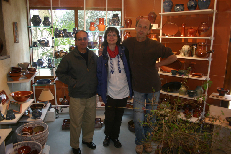 Visite de Moner Lizana, responsable d'Intercraft chez Philippe Jacques, potier &agrave; Saint-P&eacute;ray (07)