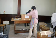 Préparation des ventes de Partage sans Frontières et Ayllu, réception de l'artisanat, étiquettage, mise en stock, en 2008. Les bénévoles de l'association au travail. 