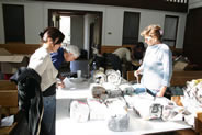 Préparation des ventes de Partage sans Frontières et Ayllu, réception de l'artisanat, étiquettage, mise en stock, en 2008. Les bénévoles de l'association au travail. 