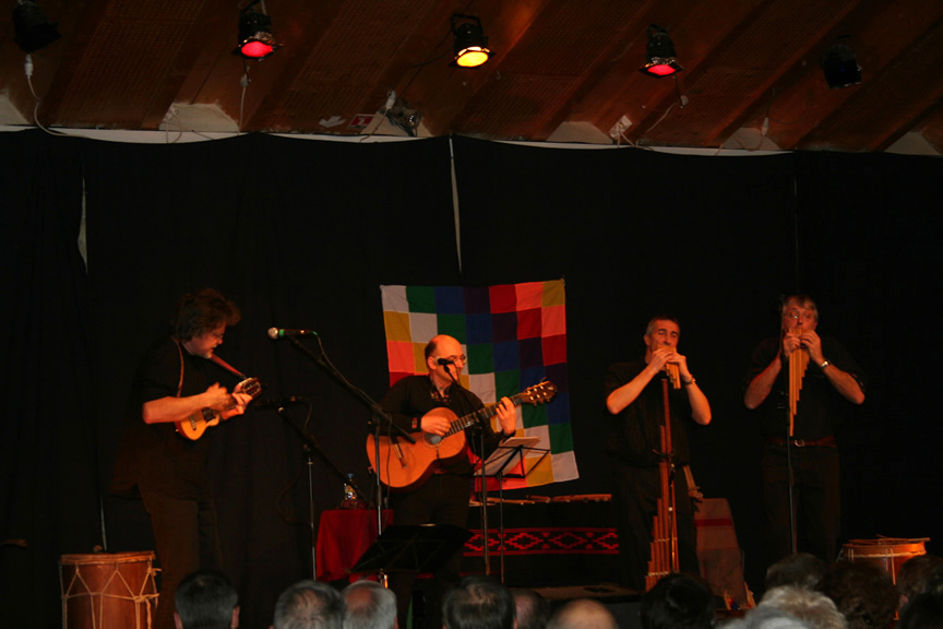 Le groupe Kinua en concert lors de la septime dition d'Histoires d'Amriques latines à la CachardeSaint-Pray (07) le 09 fvrier 2008 