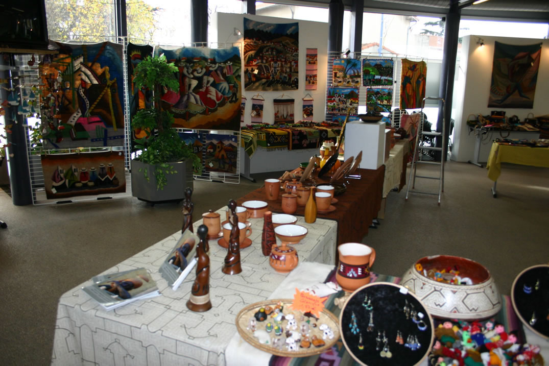 Mise en place de la vingtime semaine Amrique latine de Bourg les Valence organise par Ayllu Valence et Partage sans Frontires, le 22 novembre 2008, le stand.