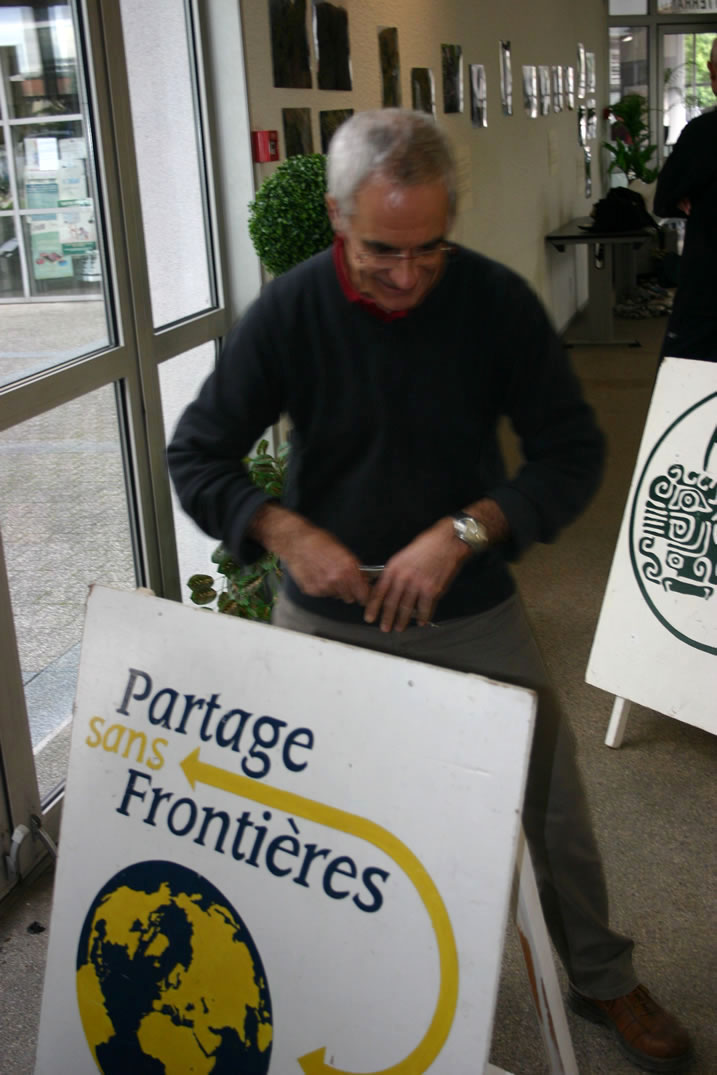 Mise en place de la vingtime semaine Amrique latine de Bourg les Valence organise par Ayllu Valence et Partage sans Frontires, le 22 novembre 2008, le stand.