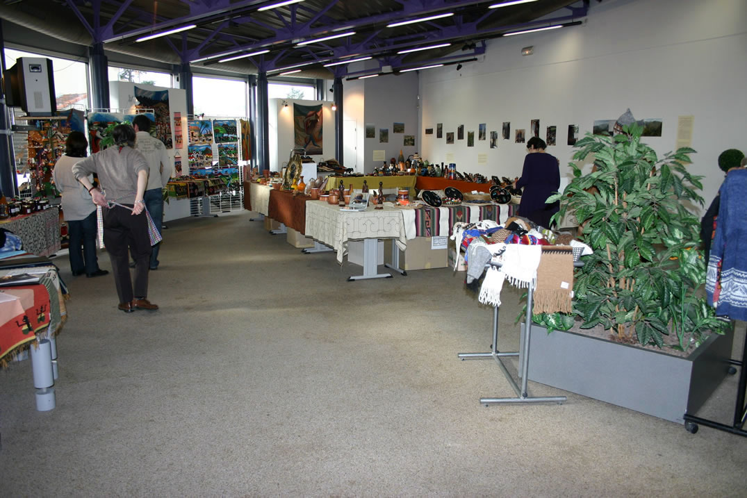 Mise en place de la vingtime semaine Amrique latine de Bourg les Valence organise par Ayllu Valence et Partage sans Frontires, le 22 novembre 2008, le stand.