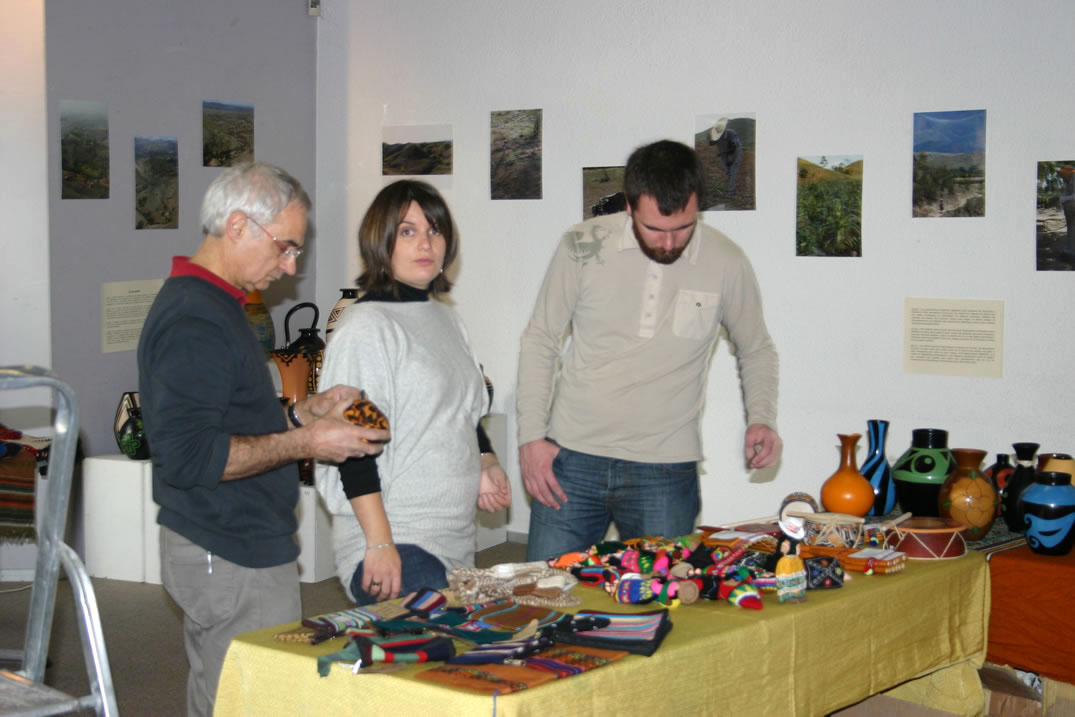 Mise en place de la vingtime semaine Amrique latine de Bourg les Valence organise par Ayllu Valence et Partage sans Frontires, le 22 novembre 2008, le stand.