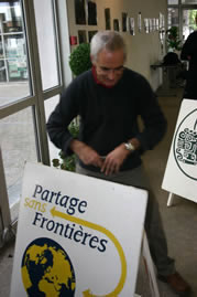 Mise en place de la vingtime semaine Amrique latine de Bourg les Valence organise par Ayllu Valence et Partage sans Frontires, le 22 novembre 2008, le stand.